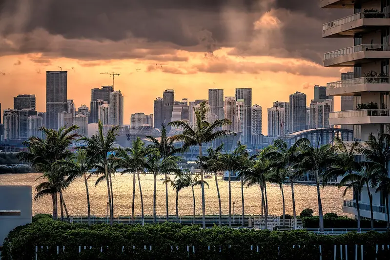 Sunset over downtown Miami. Photo: Diana Robinson (https://www.flickr.com/photos/dianasch/32621453137)