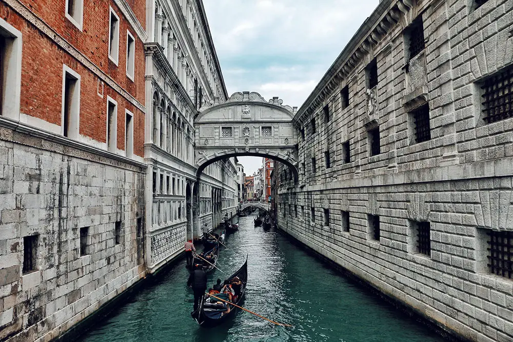 Bridge of Sighs in Venice, connecting the New Prisons with Palazzo Ducale and the courtrooms.